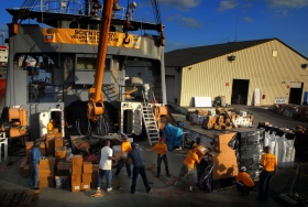 A Szcientológia önkéntes lelkész láncot alkotva rakodnak több tonnányi, adományokból összegyűlt ellátmányt a korábban az USA parti őrségénél szolgáló, a Szcientológia Egyház által finanszírozott jégtörő hajóba, amely orvosokat, felszerelést, ellátmányt és önkéntes lelkészeket szállít Haitire. Az adományok között volt egy mentőautó, egy könnyű teherautó és tűzhelyek.