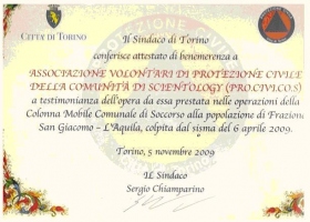 Torino polgármesterének elismerő bizonyítványa a Szcientológia Közösség Polgárőrségének (PRO.CIVI.COS) a polgárőri és mentési munkálataiért cserébe, amit San Giacomo faluért és L’Aquila városáért végeztek, amikor 2009. áprilisában földrengés sújtotta őket.