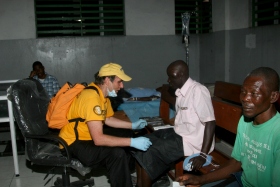 David dolgozik a Port-au-Prince-ben, Haitin található kórházban
