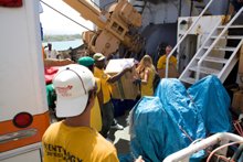 Önkéntes lelkészek szervezik a készletek és más dolgok helyszínre vitelét, beleértve a „haiti mentőcsónakot” is, amely több mint 100 tonnányi ellátmányt szállított az USA-ból Haitire.