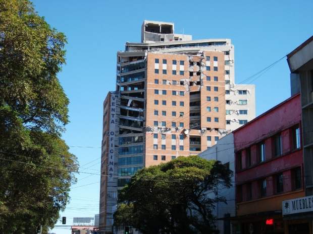 Sérült toronyház Concepciónban, 2010 márciusa.