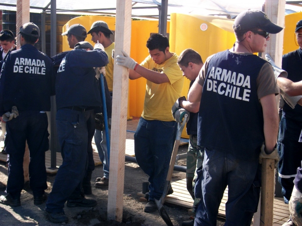Az Armada de Chile (a Chilei Haditengerészet) segítése az átmeneti szállások építésekor, 2010 májusa.