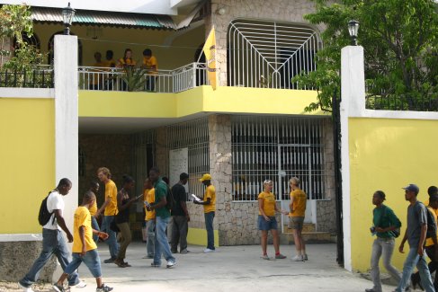 A Szcientológia önkéntes lelkészek épülete Haitin.